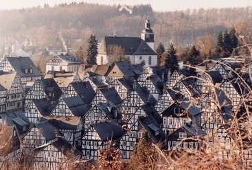 Alter Flecken mit historischer Kirche
