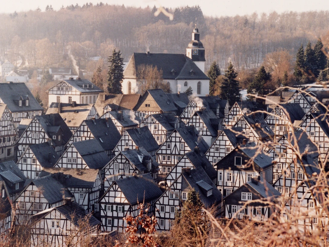 Alter Flecken mit historischer Kirche