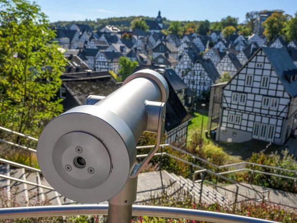 Kurpark Freudenberg_Fernglas Blick auf den alten Flecken in Freudenberg