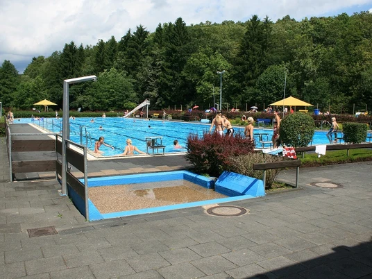 Sport und Erholung im Warmwasserfreibad Freudenberg