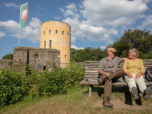 Ginsburg_Ehepaar ruht auf einer Bank