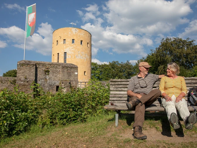 Ginsburg_Ehepaar ruht auf einer Bank