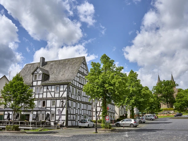 Marktplatz Hilchenbach mit Blick auf Restaurant und Gasthaus Pampeses Außengastronomie Pampeses und Engelbert Hilchenbach