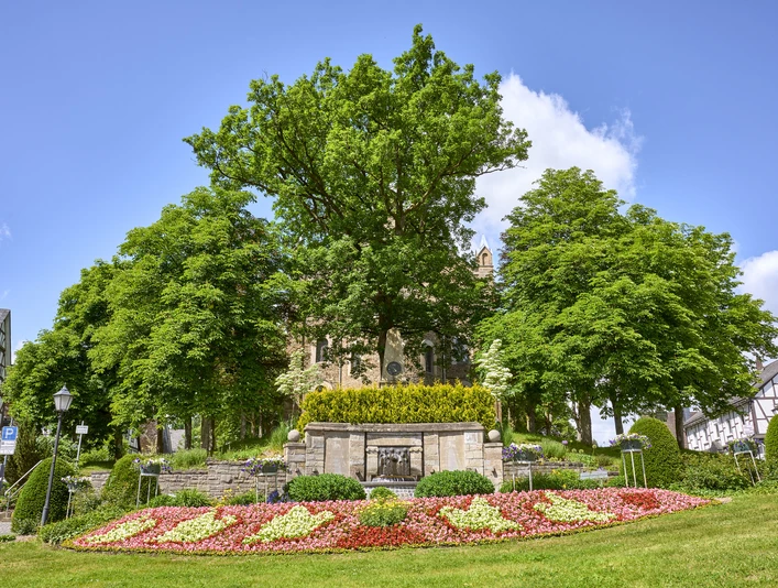Stadtbrunnen Hilchenbach Brunnen und ev. Kirche Hilchenbach