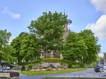 Stadtbrunnen Hilchenbach Brunnen und ev. Kirche Hilchenbach