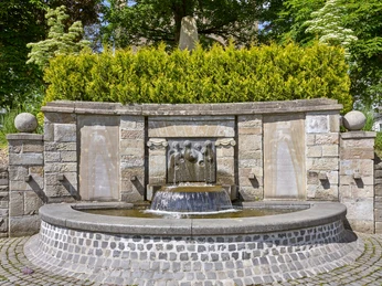 Stadtbrunnen Hilchenbach Brunnen und ev. Kirche Hilchenbach