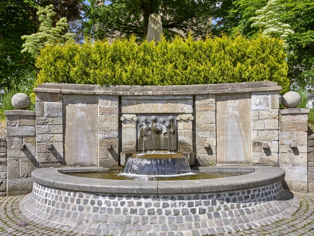 Stadtbrunnen Hilchenbach Brunnen und ev. Kirche Hilchenbach