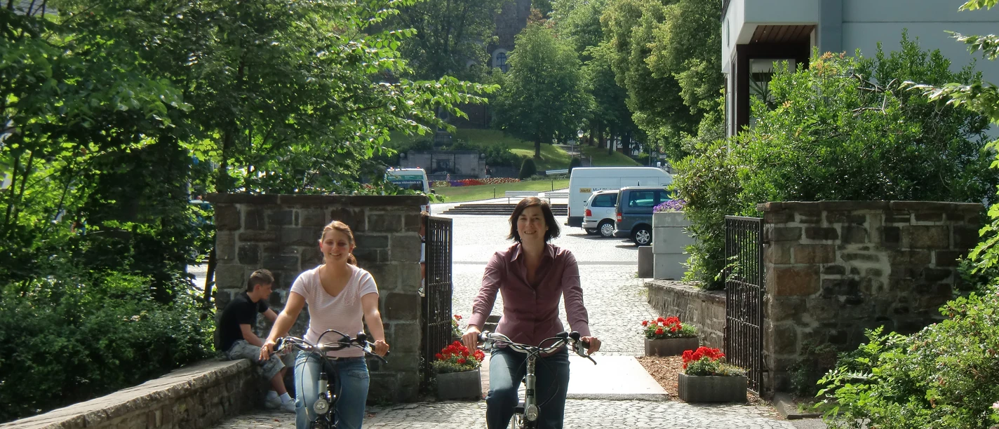 Radfahrerinnen am historischen Marktplatz Hilchenbach