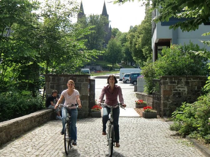 Radfahrerinnen am historischen Marktplatz Hilchenbach
