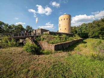 Ginsburg mit Burgmauer
