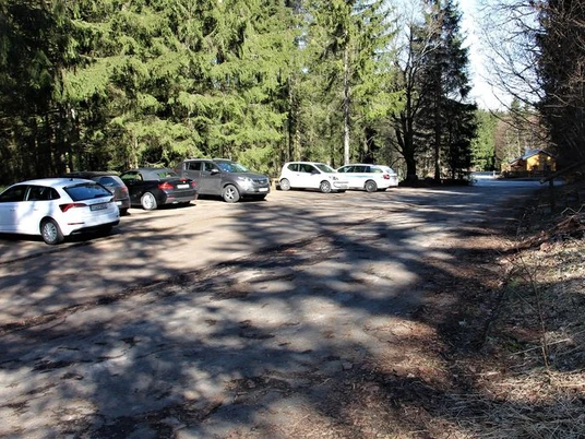 Ausreichend Parkfläche steht am Wanderparkplatz zur Verfügung