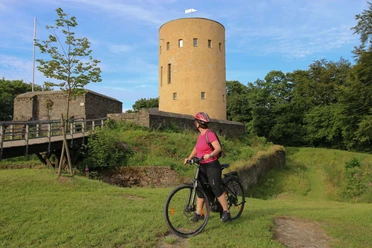 Radfahrerin vor der Ginsburg
