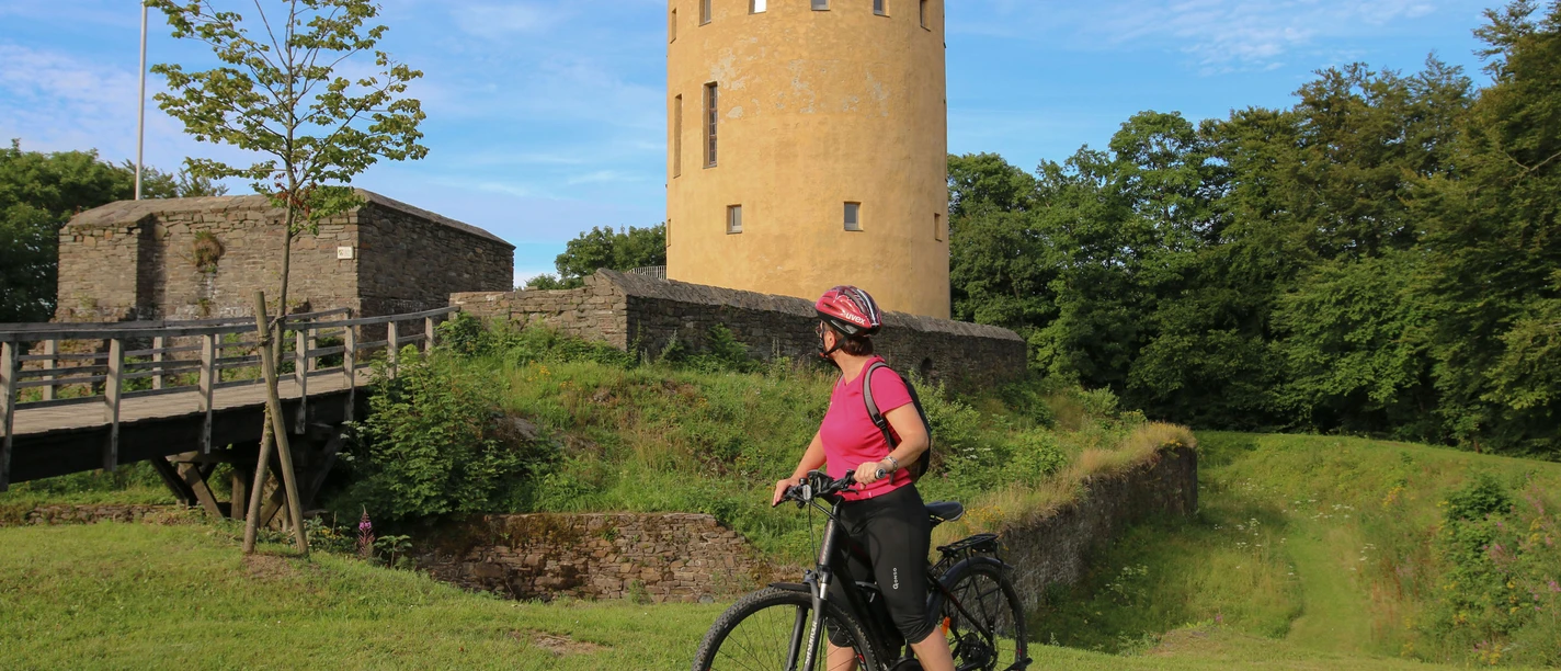 Radfahrerin vor der Ginsburg