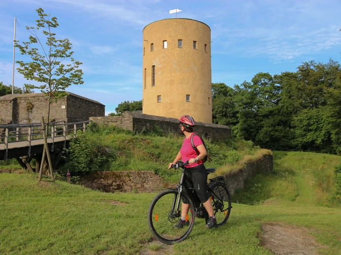Radfahrerin vor der Ginsburg