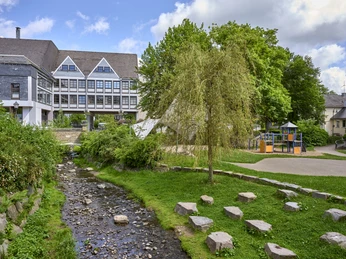 Rathaus, Preisterbach und Gerichtswiese Hilchenbach Freigelegter Preisterbach mit Rathaus Hilchenbach