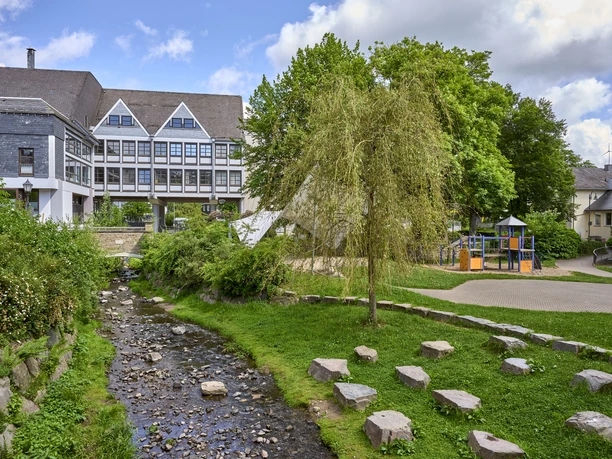 Rathaus, Preisterbach und Gerichtswiese Hilchenbach Freigelegter Preisterbach mit Rathaus Hilchenbach