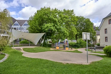 Gerichtswiese Hilchenbach Freigelegter Preisterbach mit Rathaus Hilchenbach