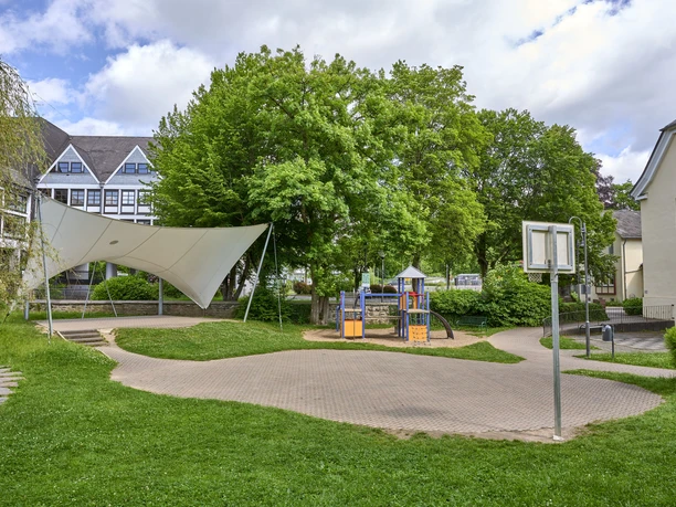 Gerichtswiese Hilchenbach Freigelegter Preisterbach mit Rathaus Hilchenbach