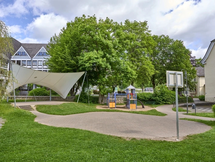 Gerichtswiese Hilchenbach Freigelegter Preisterbach mit Rathaus Hilchenbach