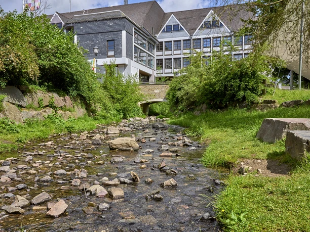Rathaus, Preisterbach und Gerichtswiese Hilchenbach Freigelegter Preisterbach mit Rathaus Hilchenbach