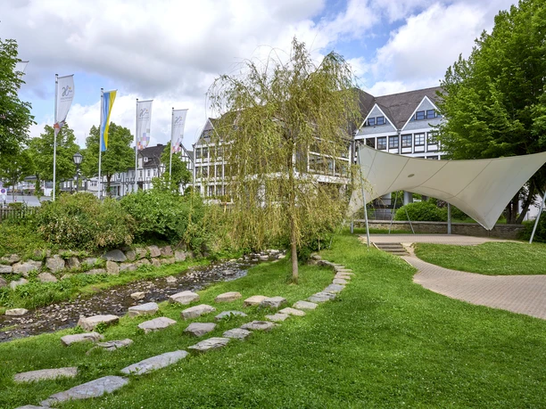 Rathaus, Preisterbach und Gerichtswiese Hilchenbach Freigelegter Preisterbach mit Rathaus Hilchenbach
