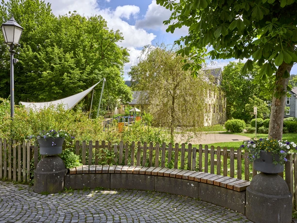Blick auf die Gerichtswiese Hilchenbach Freigelegter Preisterbach mit Rathaus Hilchenbach