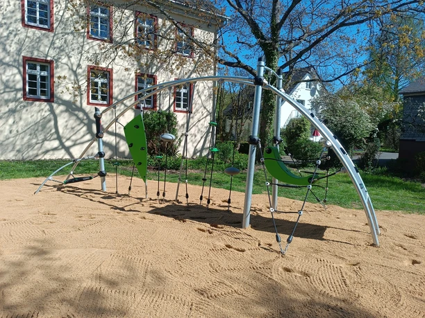 neue Spielgeräte auf der Gerichtswiese