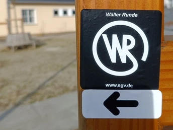 Wegezeichen Wäller Runde mit Richtungspfeil