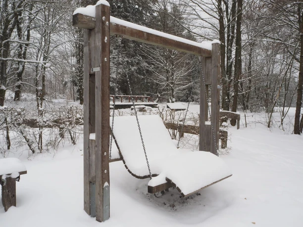 Waldschaukel mit Schnee bedeckt