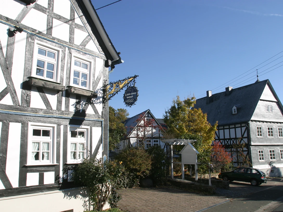 Hotel Fiester Hannes und Alte Schule (von hinten)