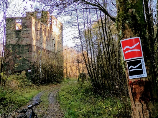 Rothaarsteig an der alten Brecheranlage Lützeln
