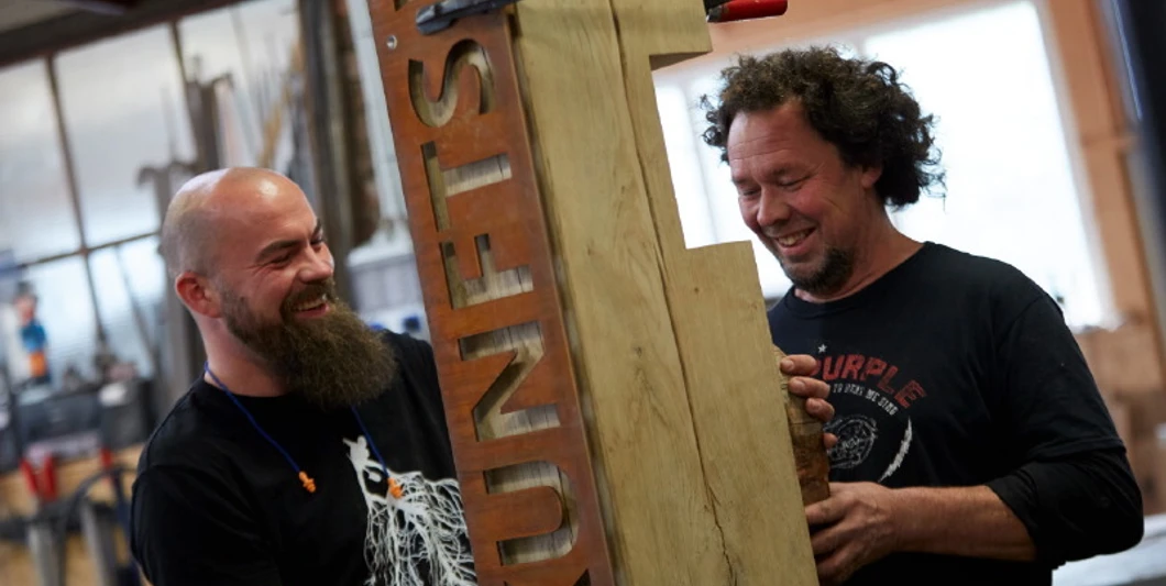 Handwerker beim Bearbeiten der Stele