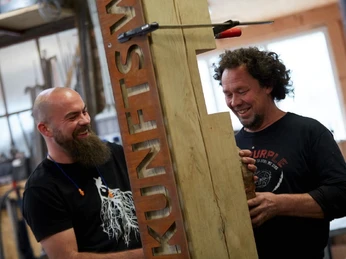 Handwerker beim Bearbeiten der Stele