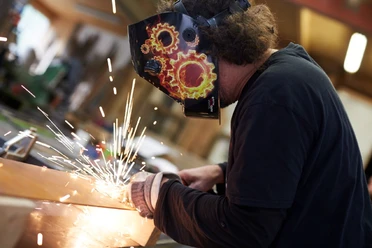 Handwerker beim Bearbeiten der Stele