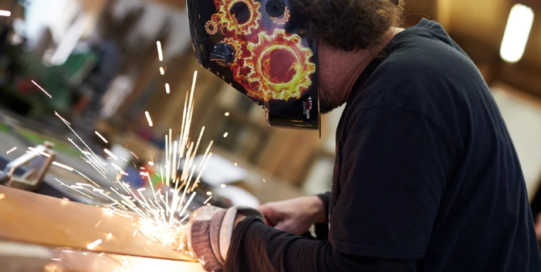 Handwerker beim Bearbeiten der Stele