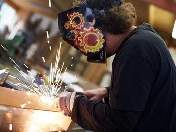 Handwerker beim Bearbeiten der Stele