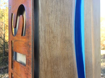 Stele mit Bachlauf und Uferrändern