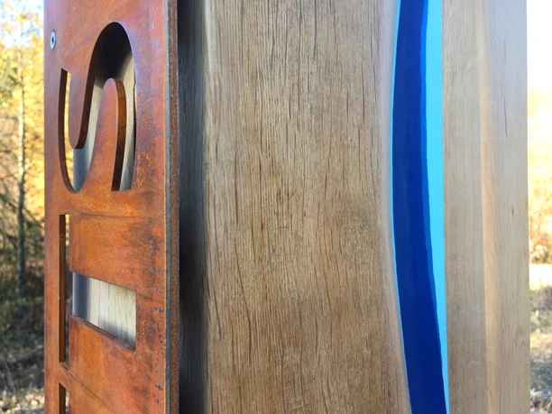 Stele mit Bachlauf und Uferrändern