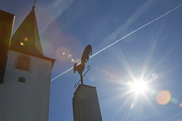 Kirchturm und Stele