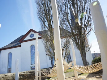 Netz hinter der Kirche