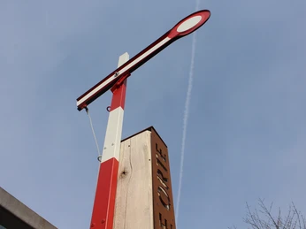 Signal und Stele am Bahnhof Niederdresselndorf