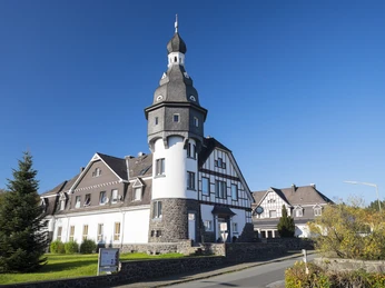 Gebäudekomplex Heimhof liegt an der Strecke