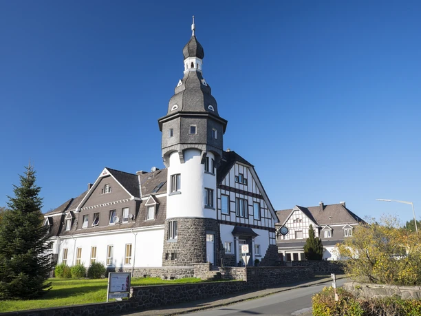 Gebäudekomplex Heimhof liegt an der Strecke