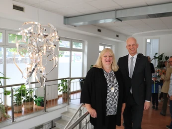 Kulturbeauftragte K. Mehlich, BM Ch. Ewers im Eingang Römergalerie