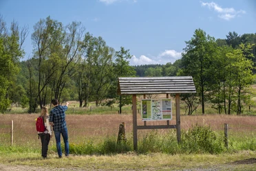 An der Infotafel im Weissbachtal