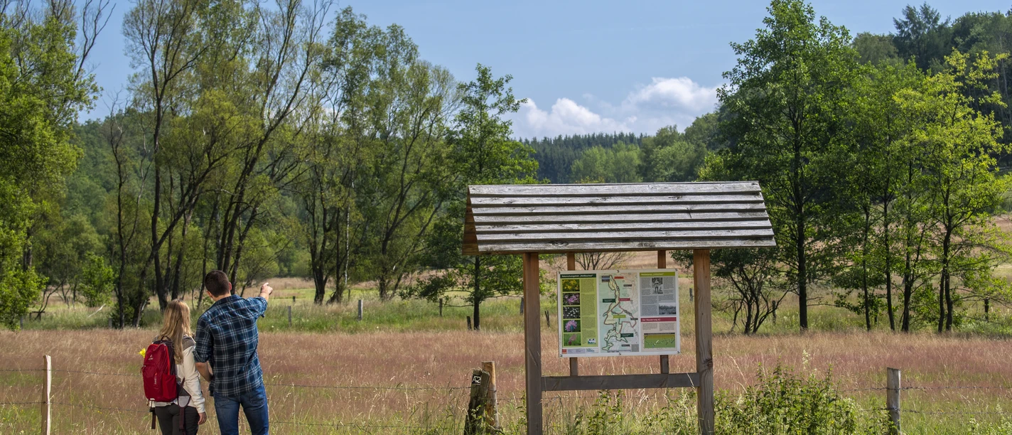 An der Infotafel im Weissbachtal