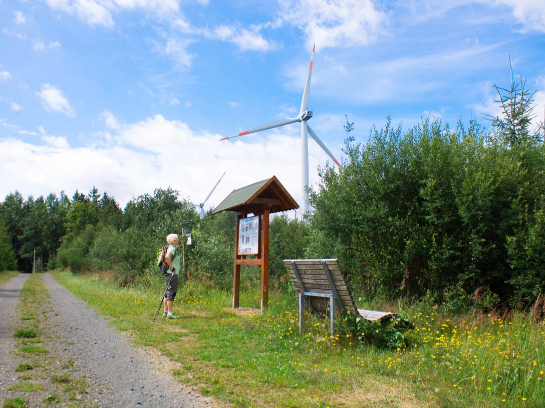 Infotafel und Liege am Steinbruch Kettner