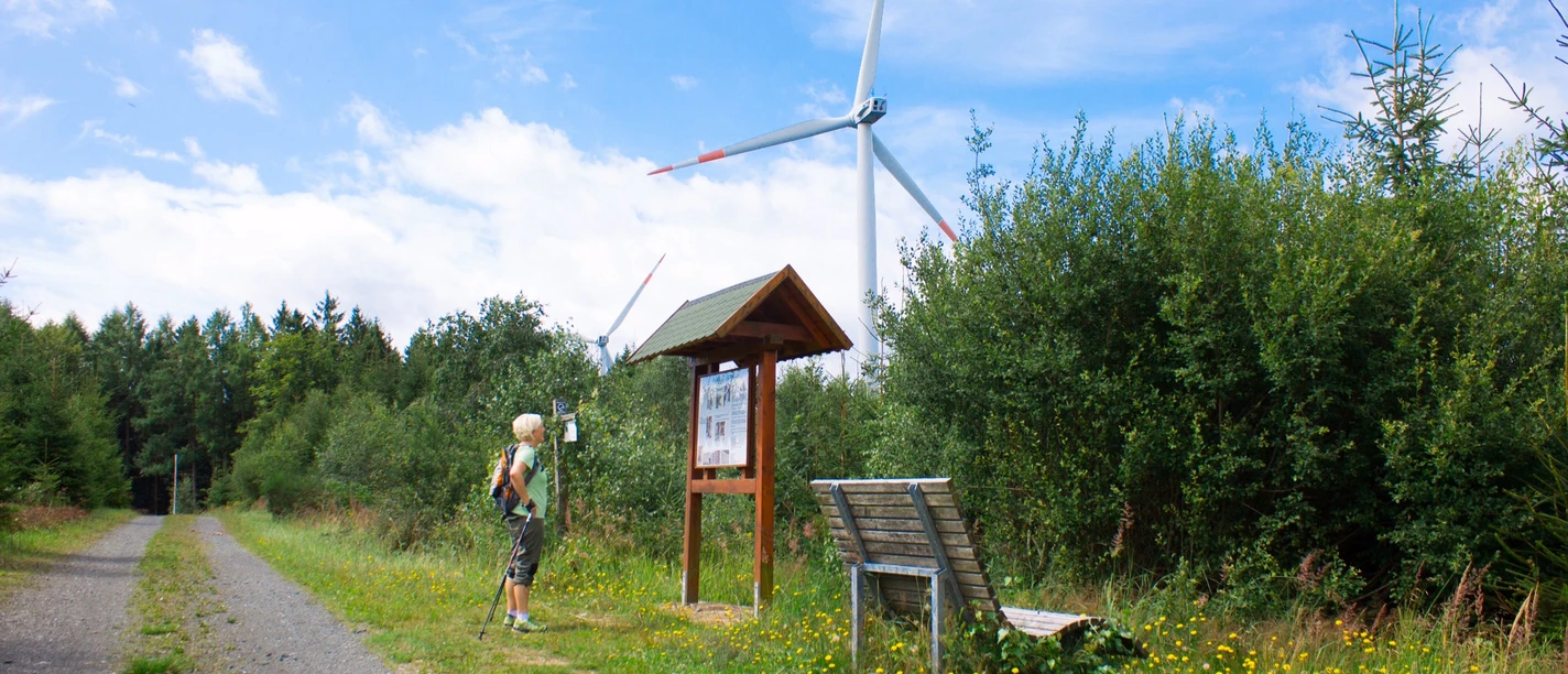 Infotafel und Liege am Steinbruch Kettner