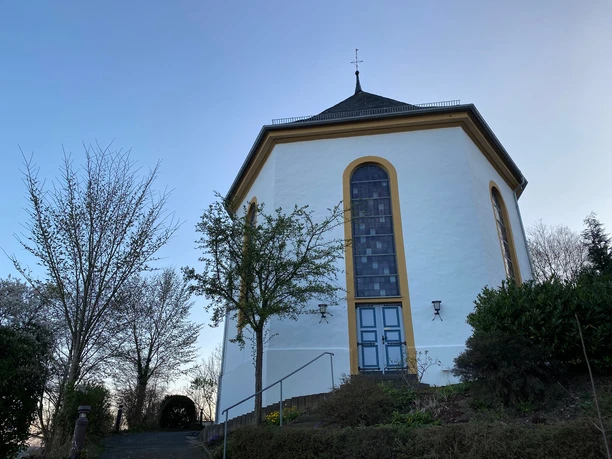 Blick von unten auf die Pfarrkirche Rödgen