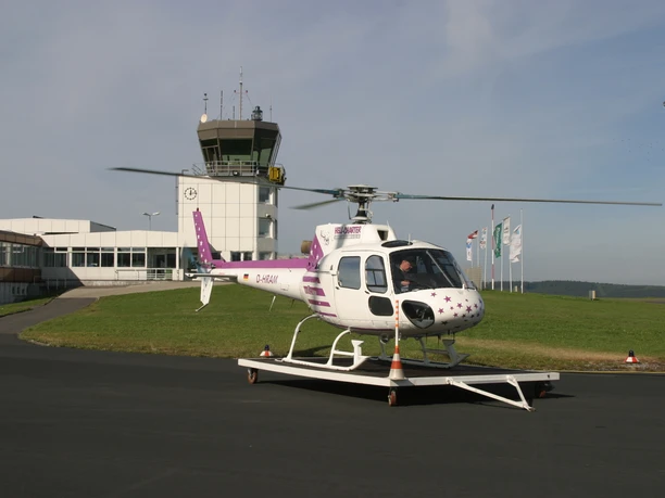 Startbereiter Hubschrauber am Siegerland-Flughafen